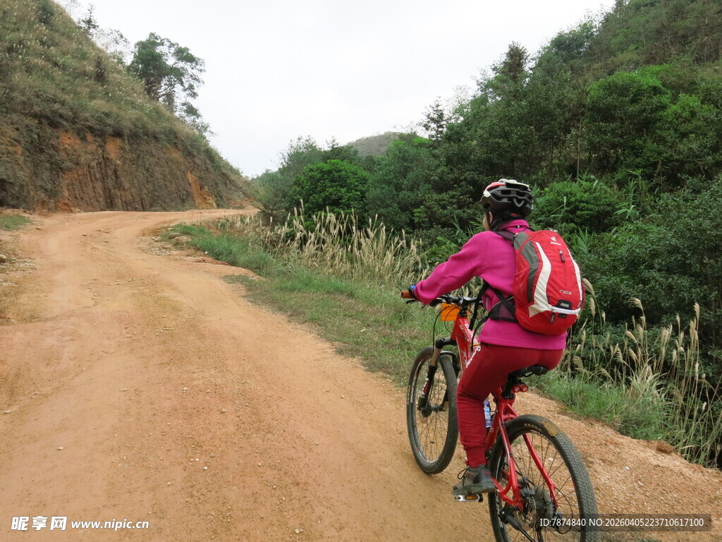 骑行者在山间土路上穿行