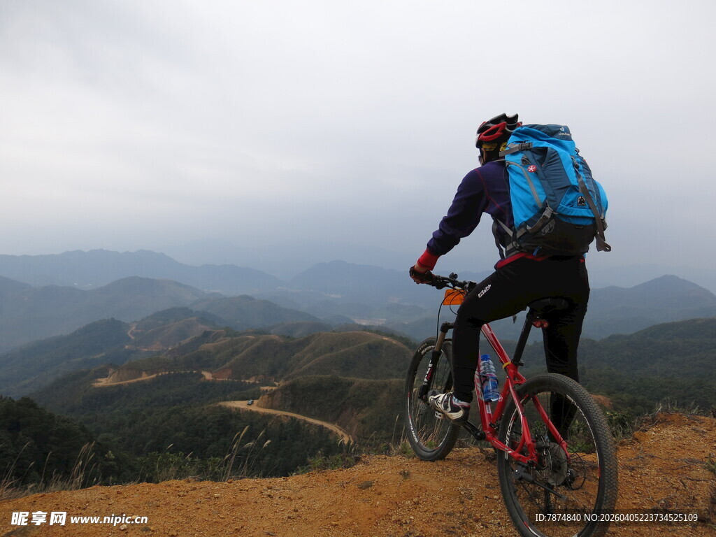 骑行者于山间眺望远方