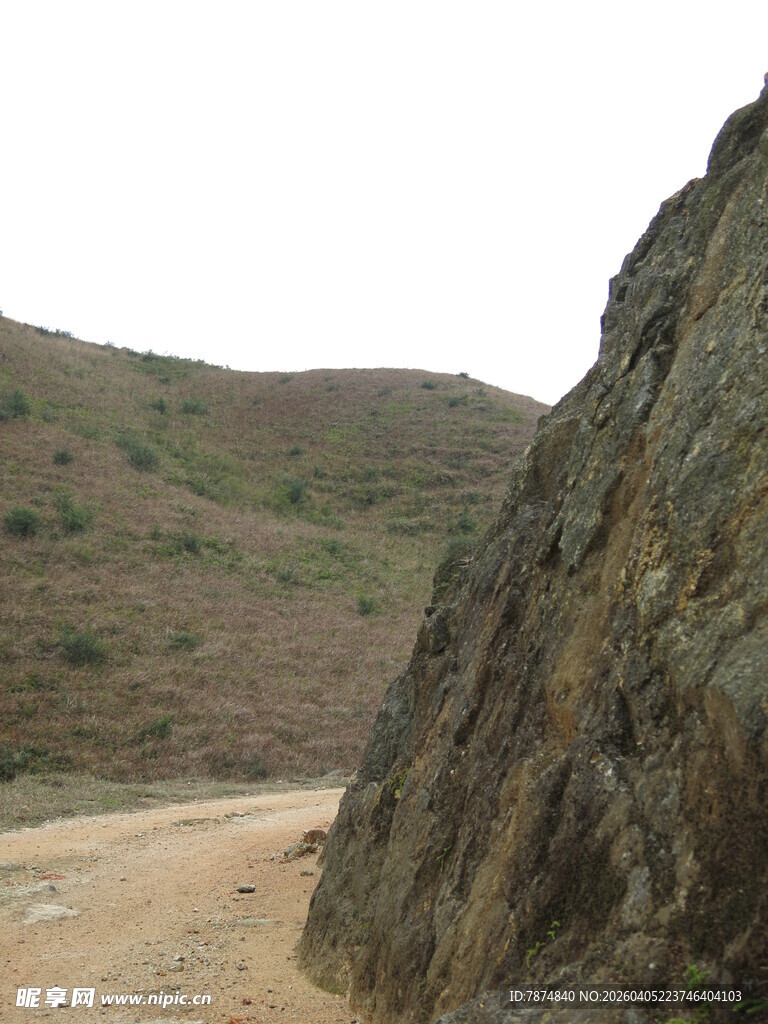 山间土路旁的嶙峋岩石