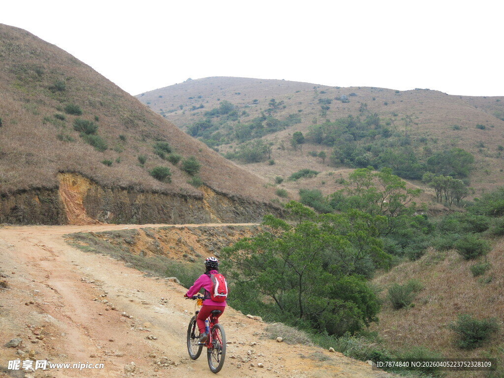 山地骑行者穿梭于山野间