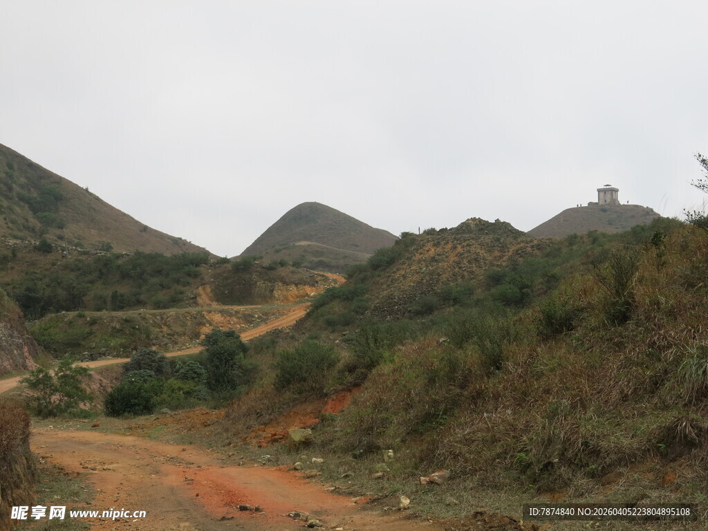 山间土路 周边绿意环绕