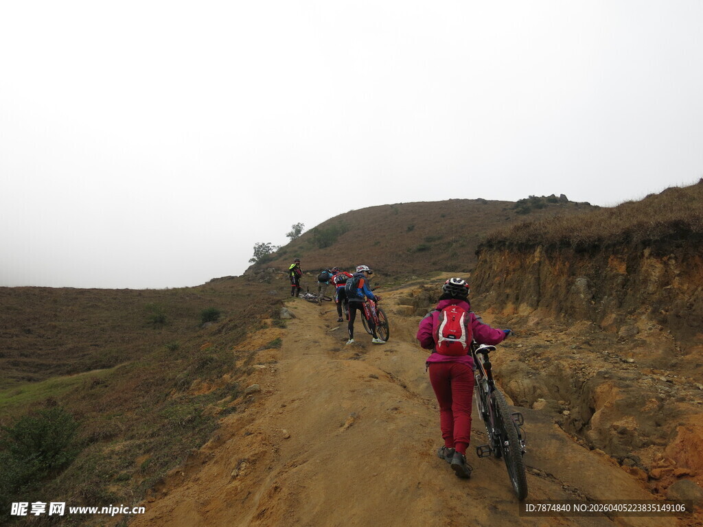 山地骑行者沿小道前行