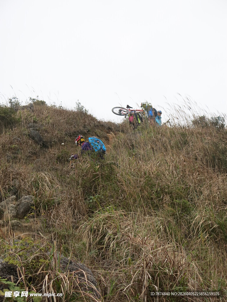 户外徒步者攀登草坡