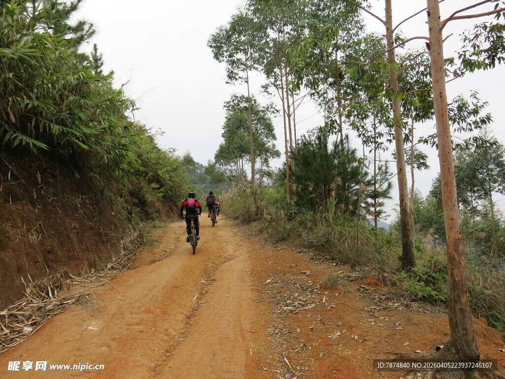 山间土路骑行者