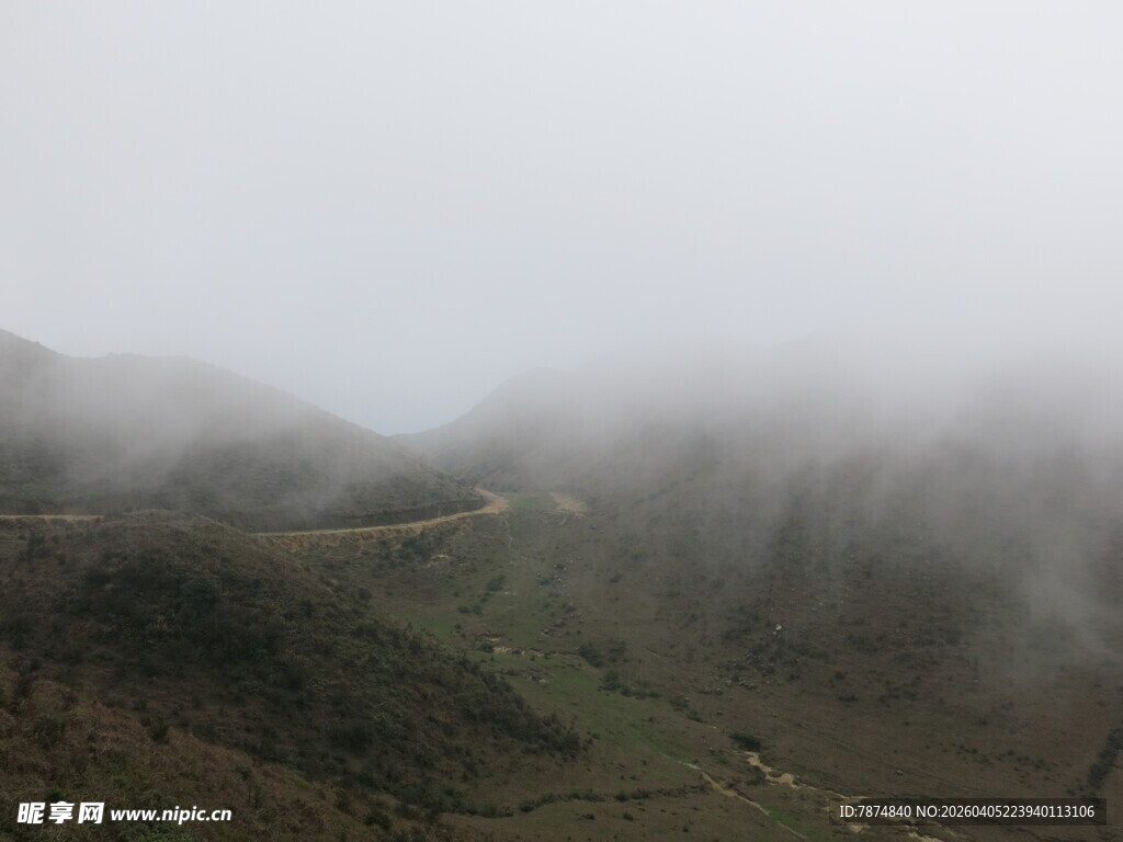 山间云雾缭绕的秀丽景致