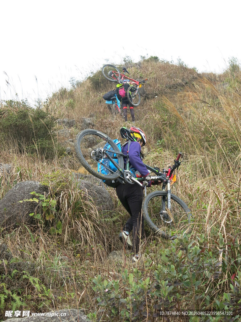 山地骑行者扛车艰难爬坡