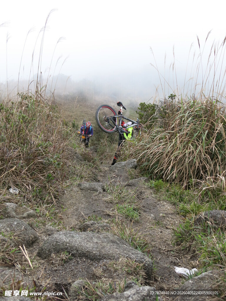 雾中徒步者穿行于荒野小径