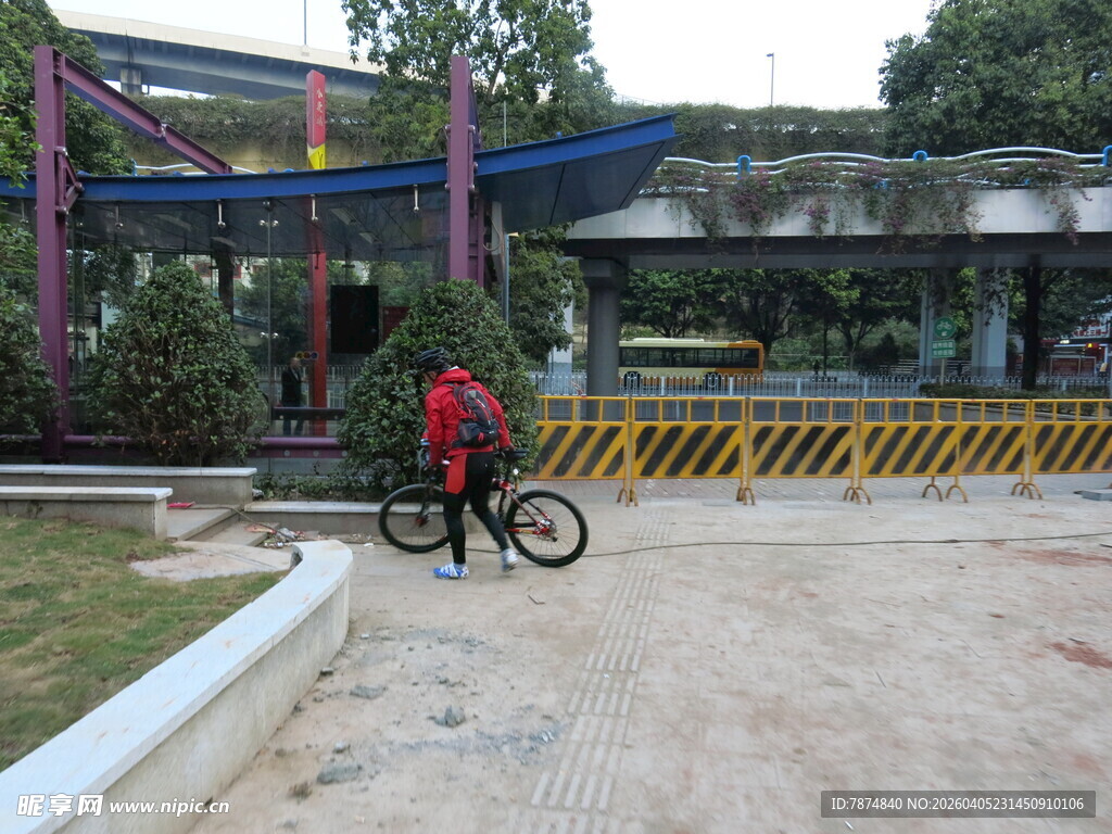 儿童在户外骑车玩乐场景