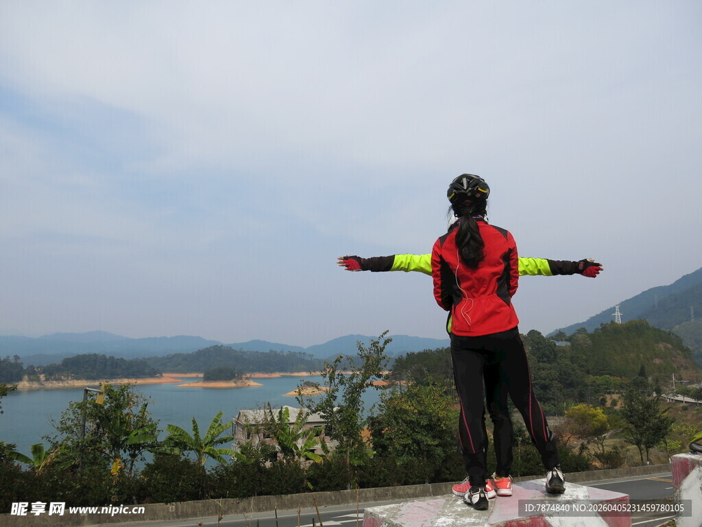 骑行者于美景中舒展双臂