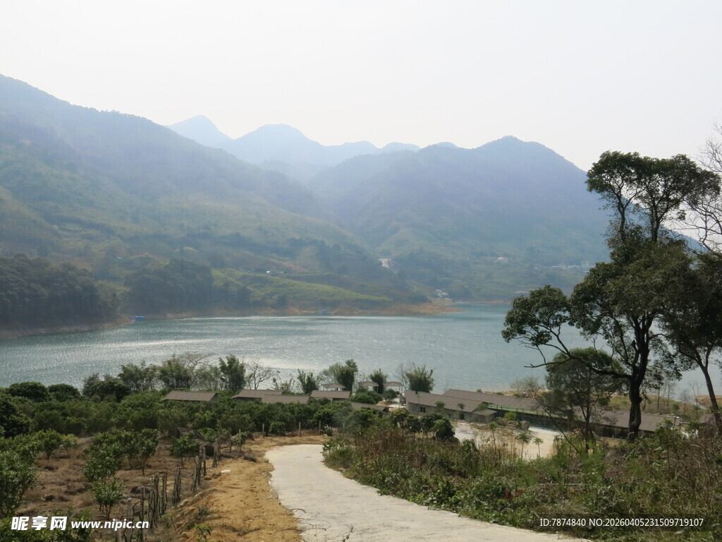 山间湖畔的静谧小路