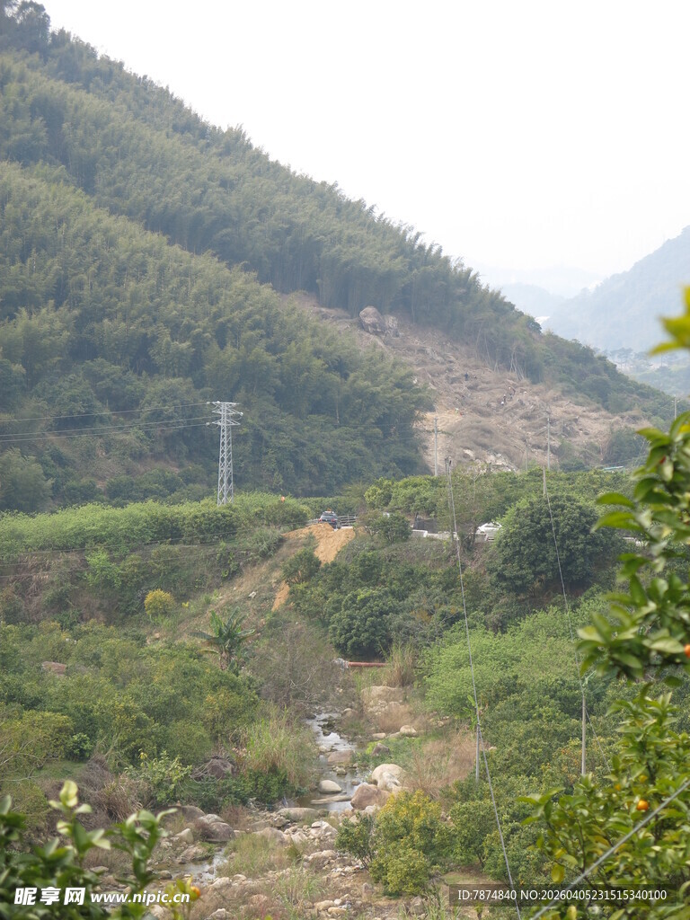 山间绿意盎然的自然景致