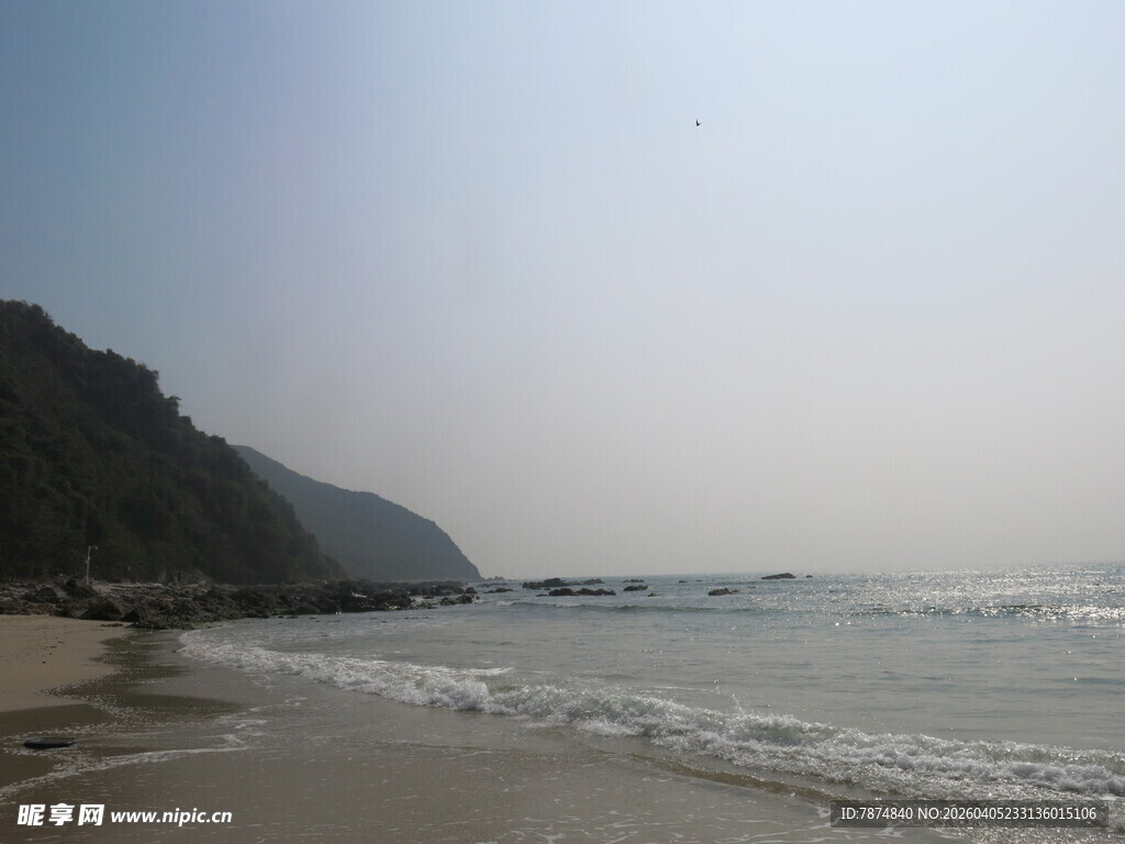 宁静海滩与远山的美丽景致