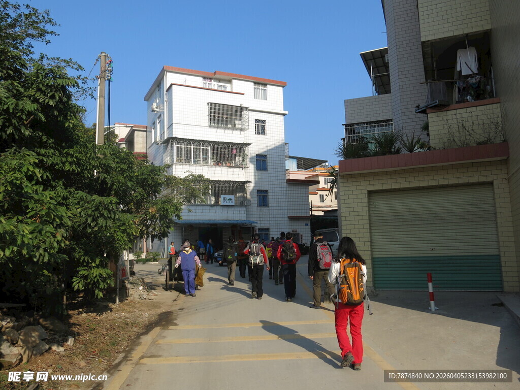 街道上行人往来的日常场景