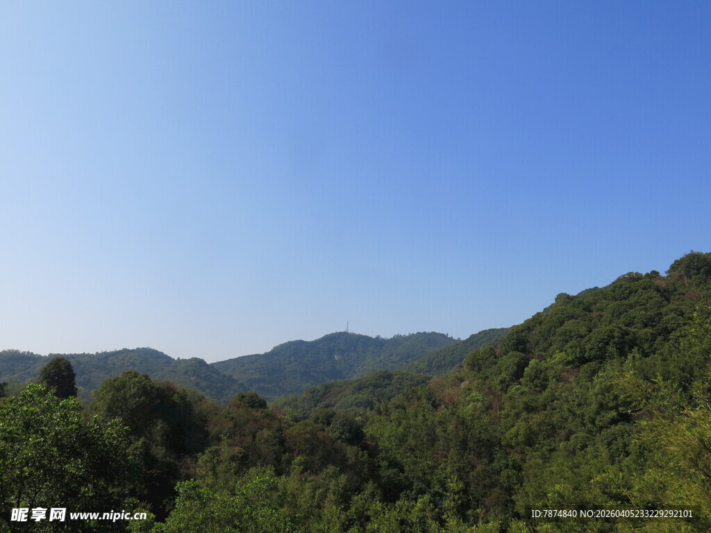 青山蓝天间的自然美景