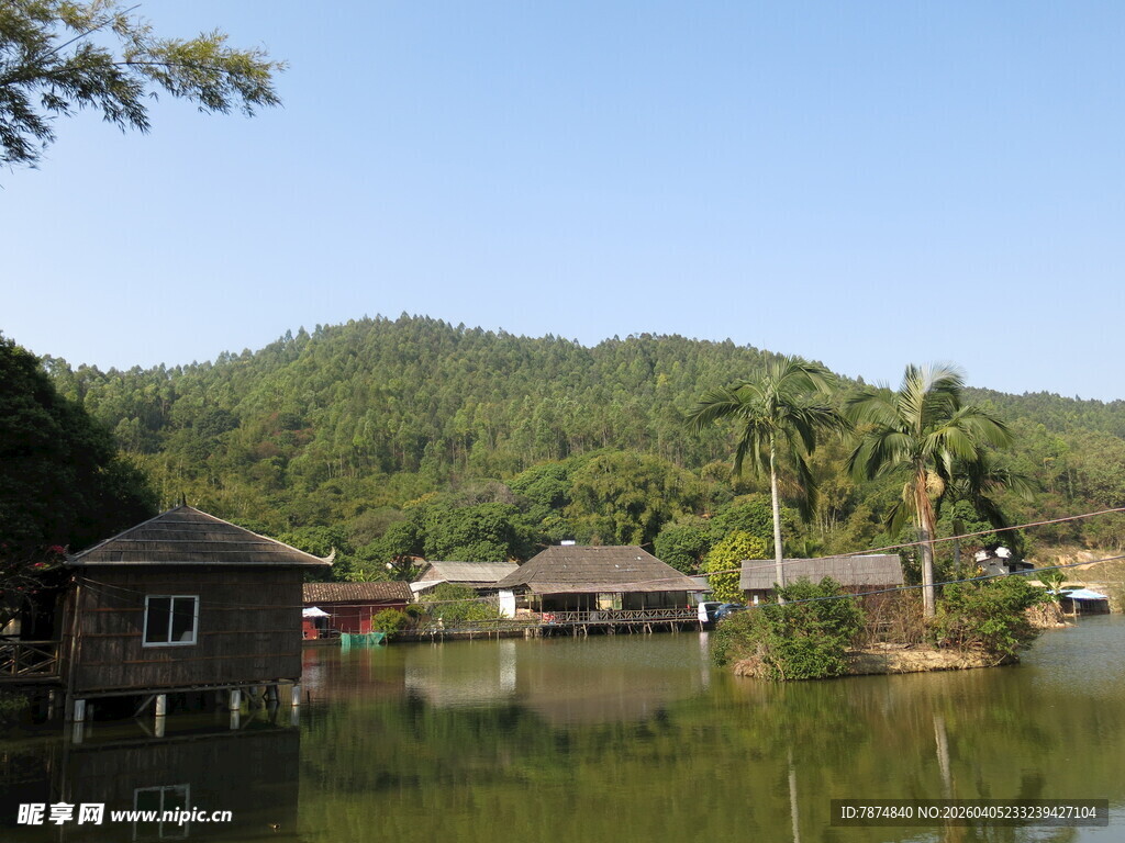 湖畔小屋 青山绿水间风光