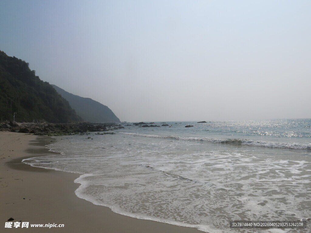 宁静海滩 海浪轻拍沙滩