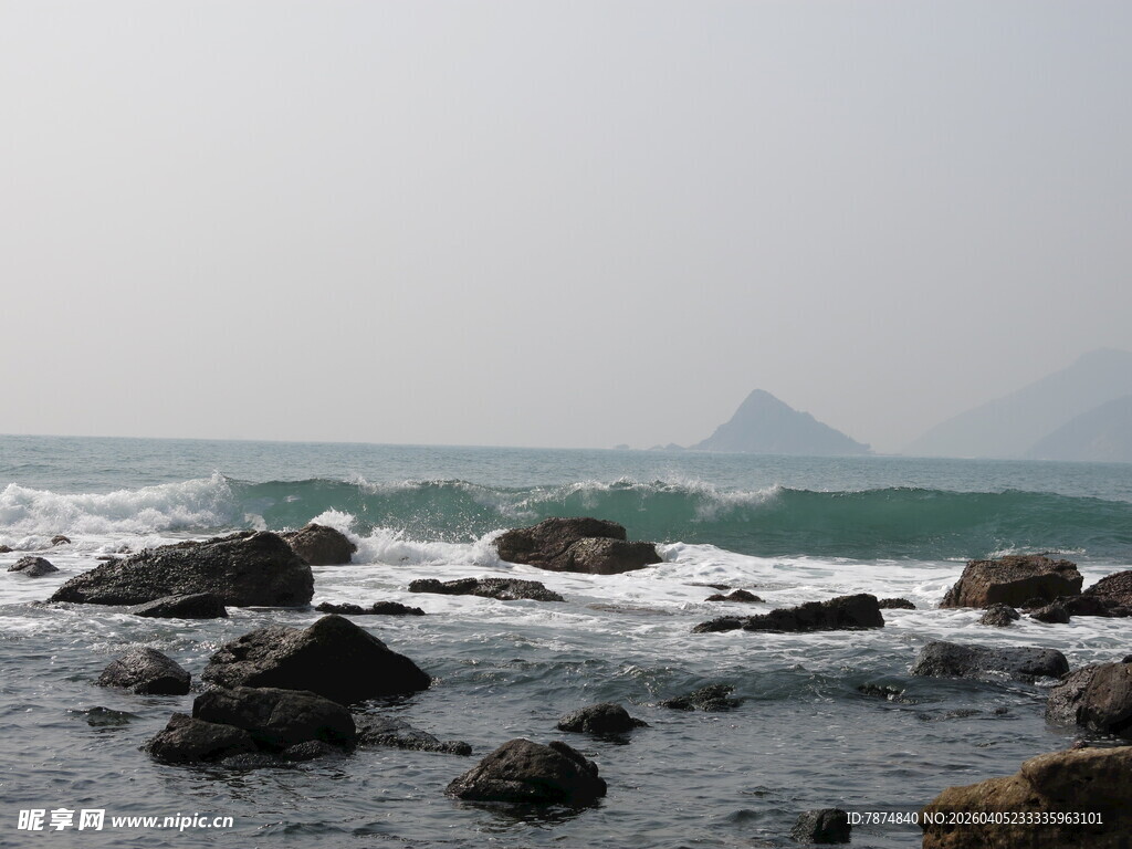 海边礁石与翻涌海浪