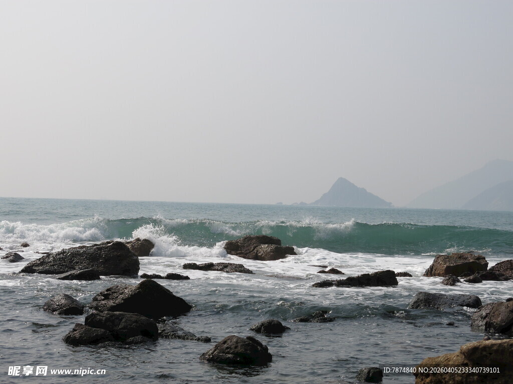 海边礁石与翻涌海浪