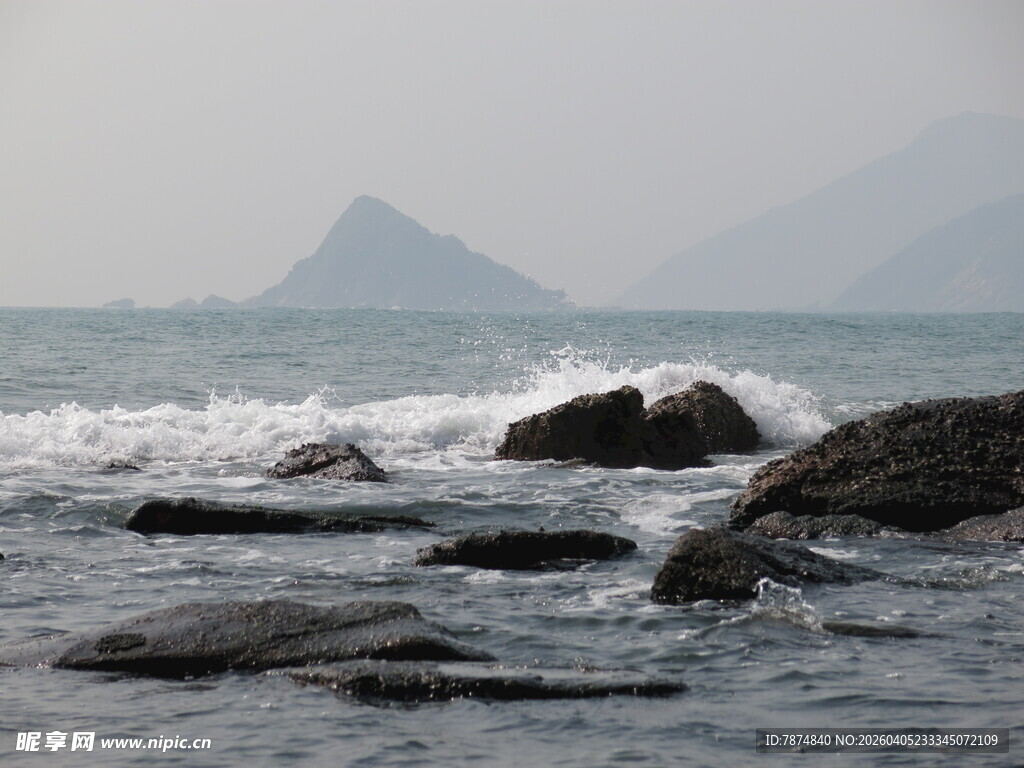 海边礁石与翻涌海浪