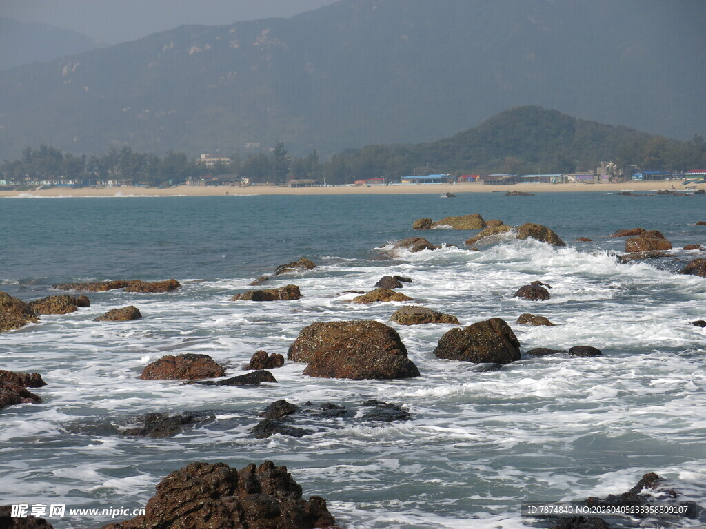 海边礁石与翻涌海浪