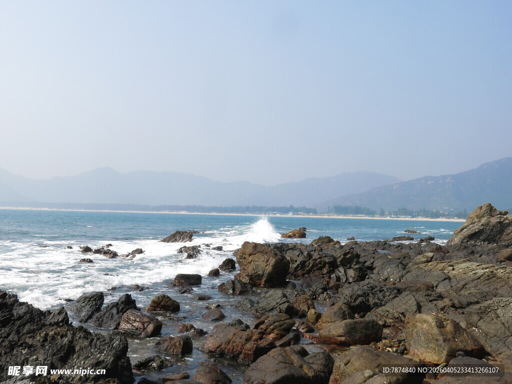 海边礁石与翻涌的浪花