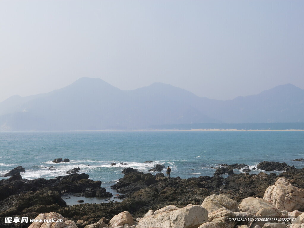 海边礁石与远处山峦景色