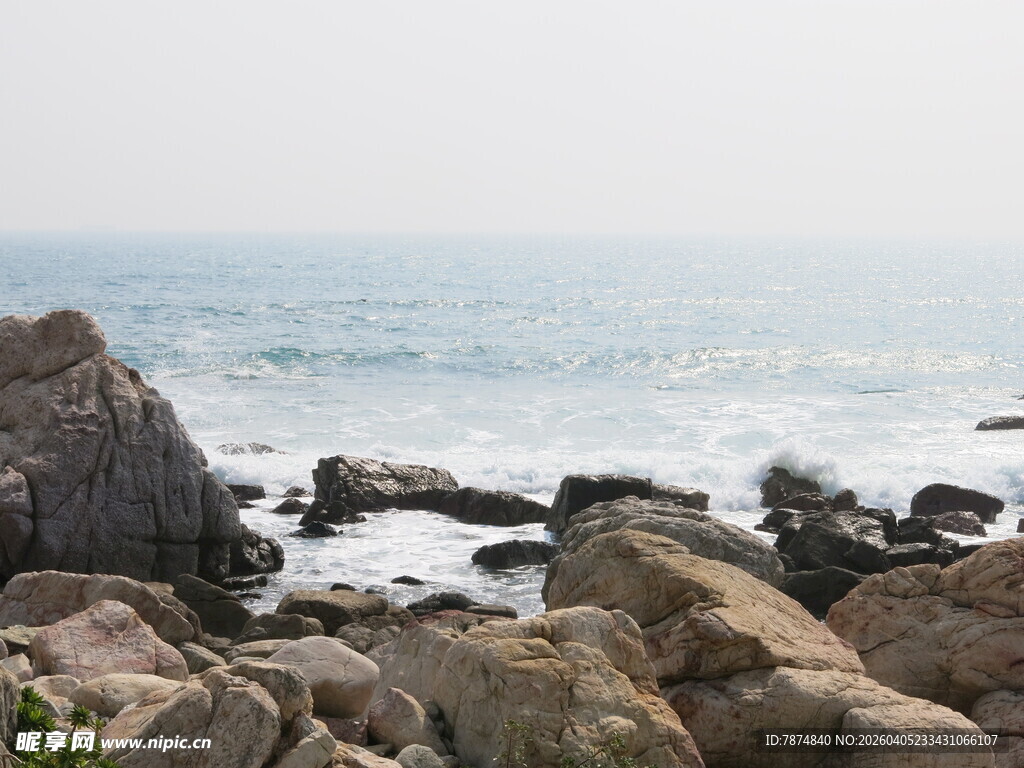 海边嶙峋礁石与壮阔海景