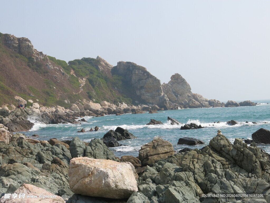 海岸边的嶙峋礁石与碧海