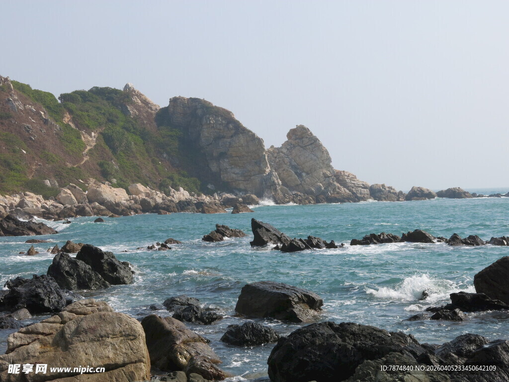 海岸边的礁石与辽阔大海
