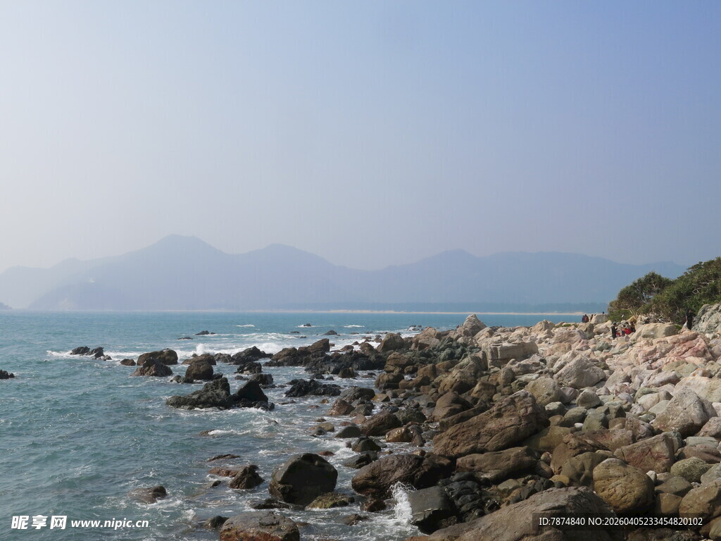 海边嶙峋礁石与辽阔海景
