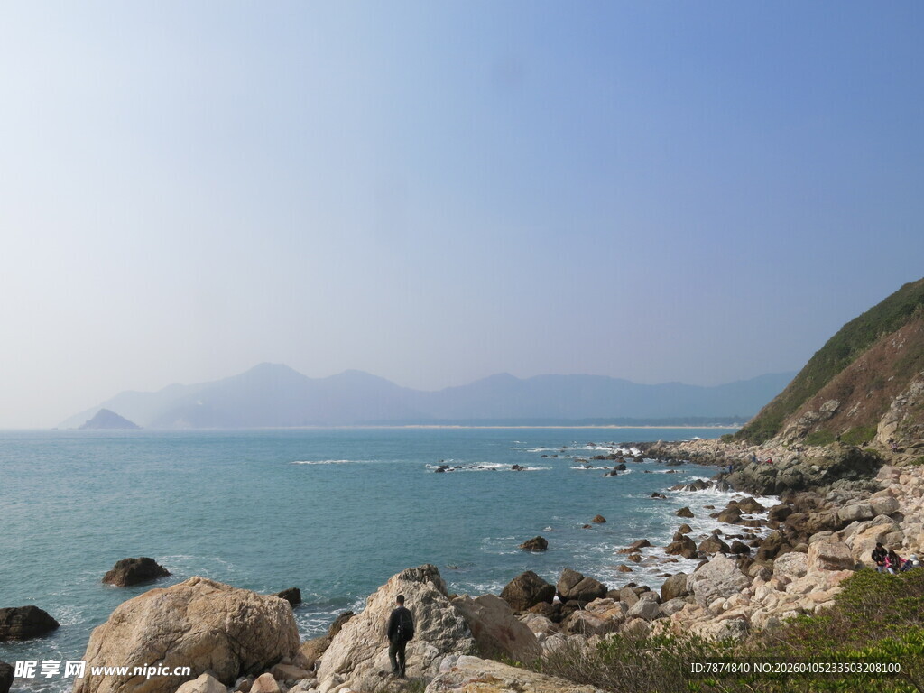 海边岩石与远处山峦美景