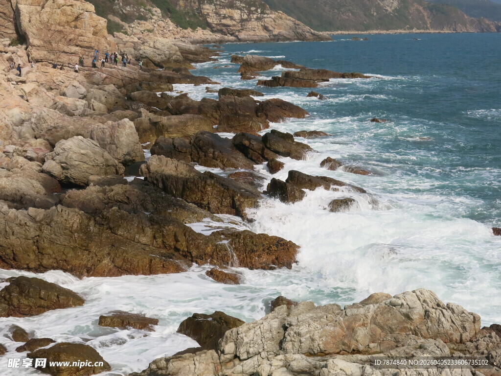 海岸边礁石与拍岸浪花