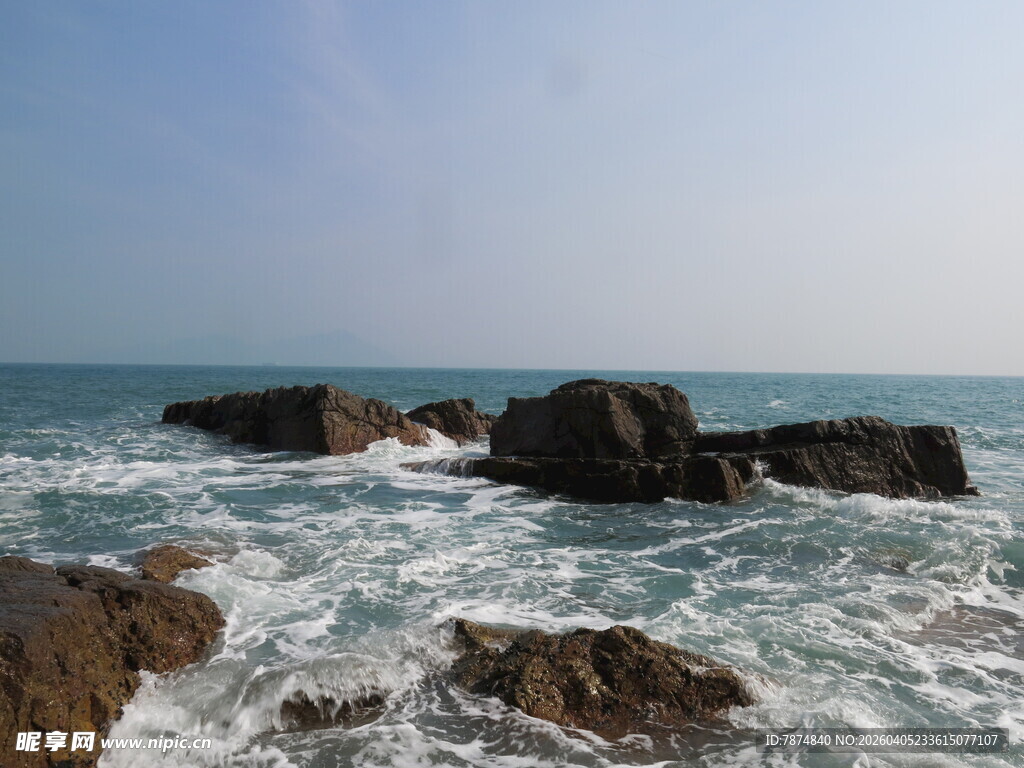 海浪拍击礁石的海边景致