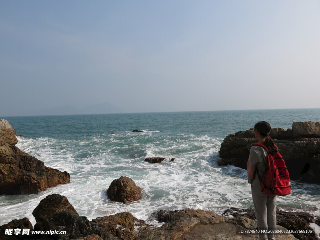 海边徒步者 赏波涛与礁石
