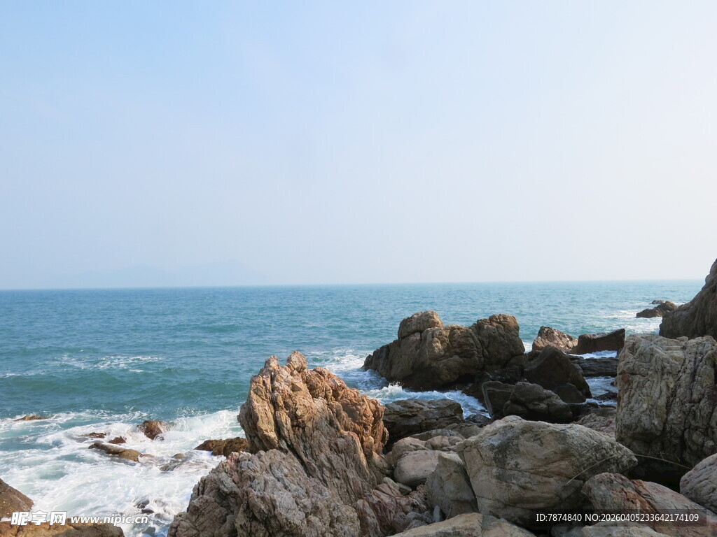 海边嶙峋礁石与翻涌海浪