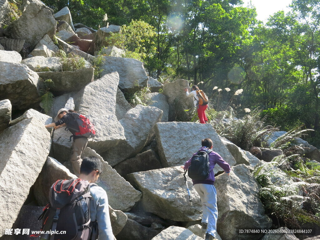 户外石间徒步者