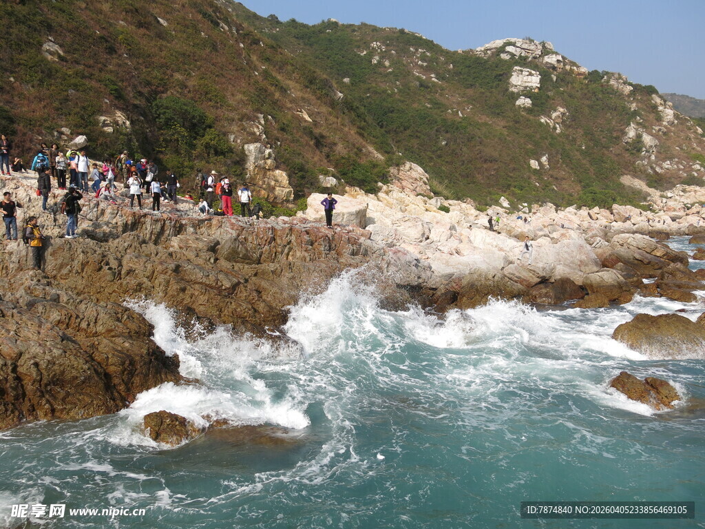 海边观景人群与汹涌波涛