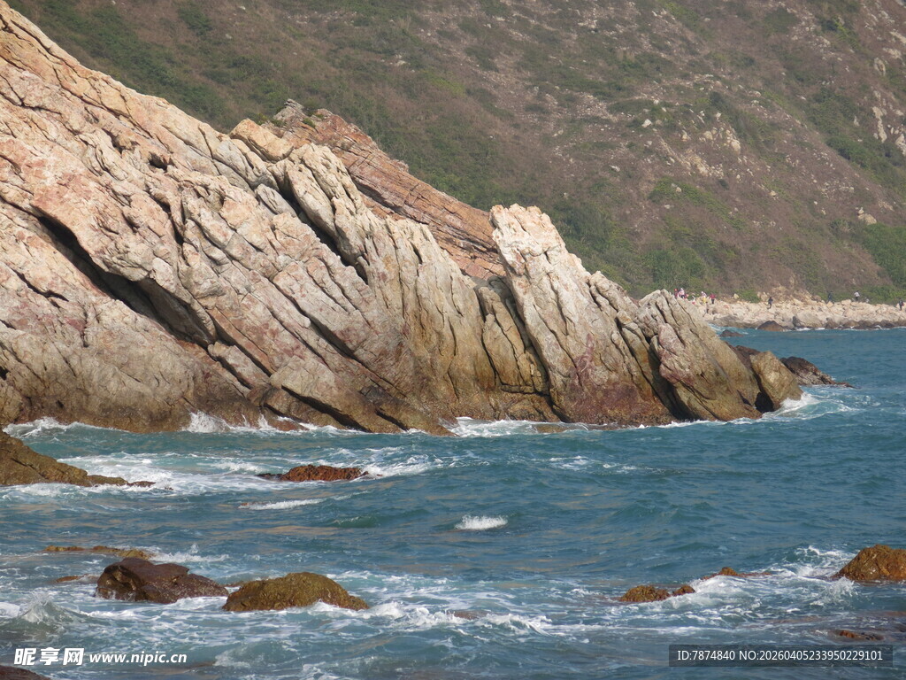 海边嶙峋岩石与蔚蓝海水