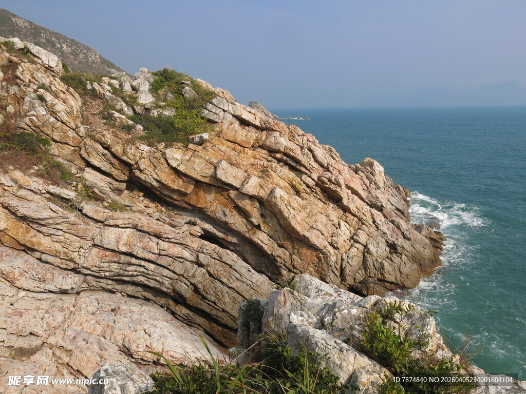 海边嶙峋岩石景观