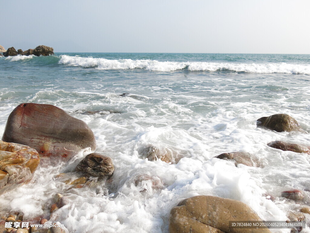海浪拍打岸边礁石