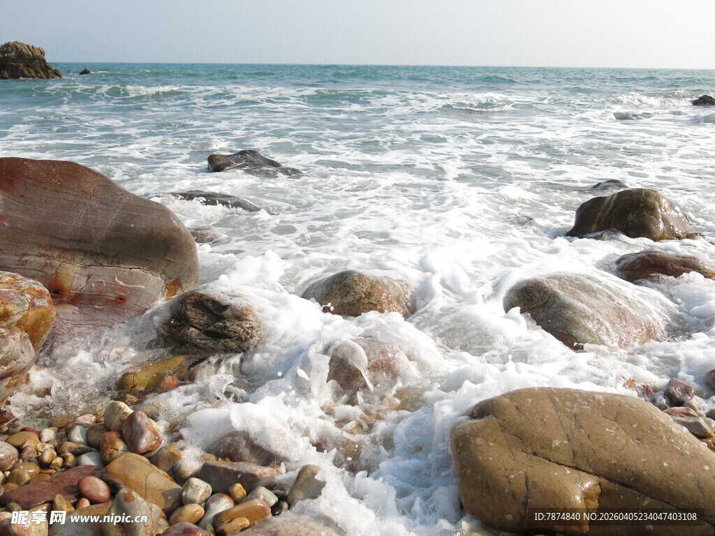 海浪拍打岸边的多彩礁石