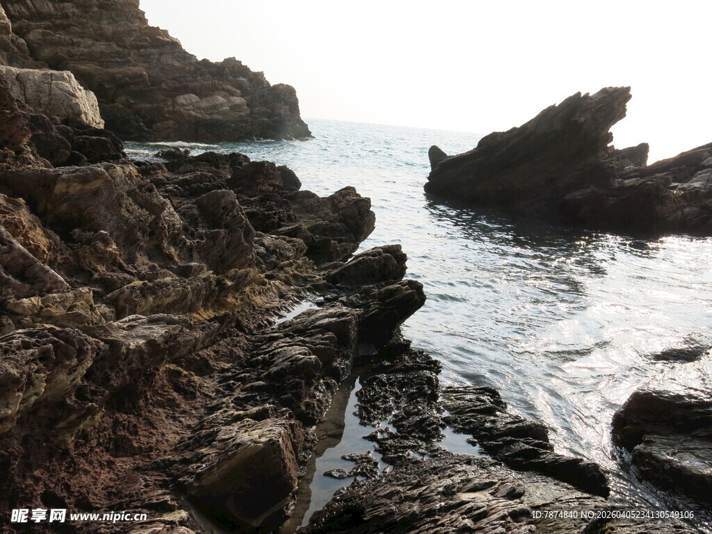 海边嶙峋礁石风景