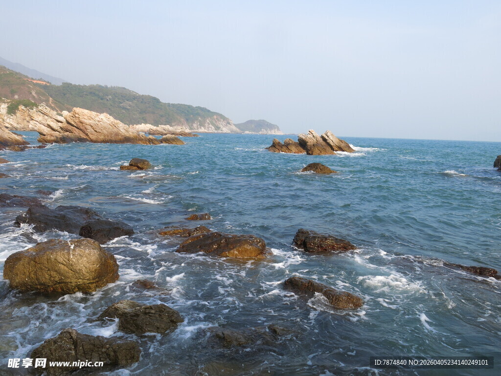 海边礁石与涌动的蓝色海水