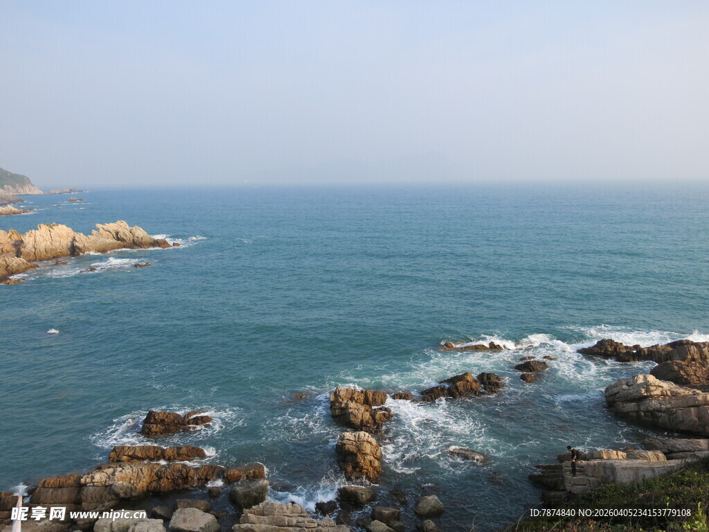 海边礁石与辽阔蓝色大海