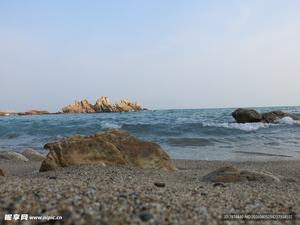 海边砾石滩景观