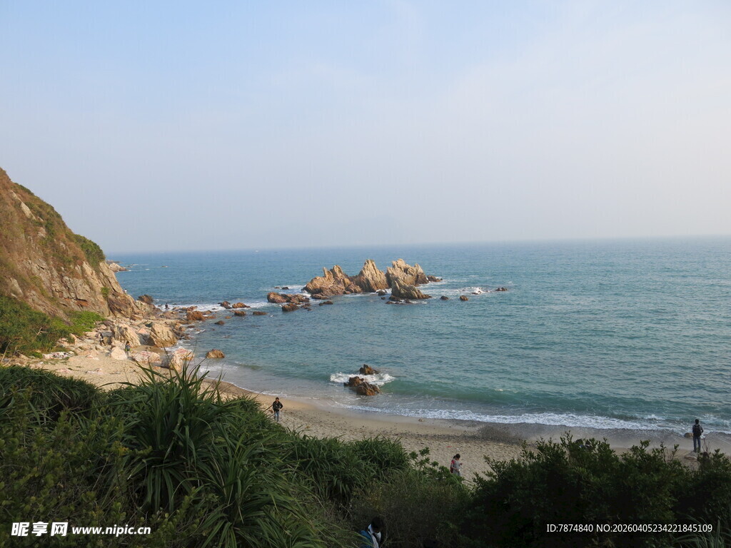 海边景致 礁石与葱郁植被
