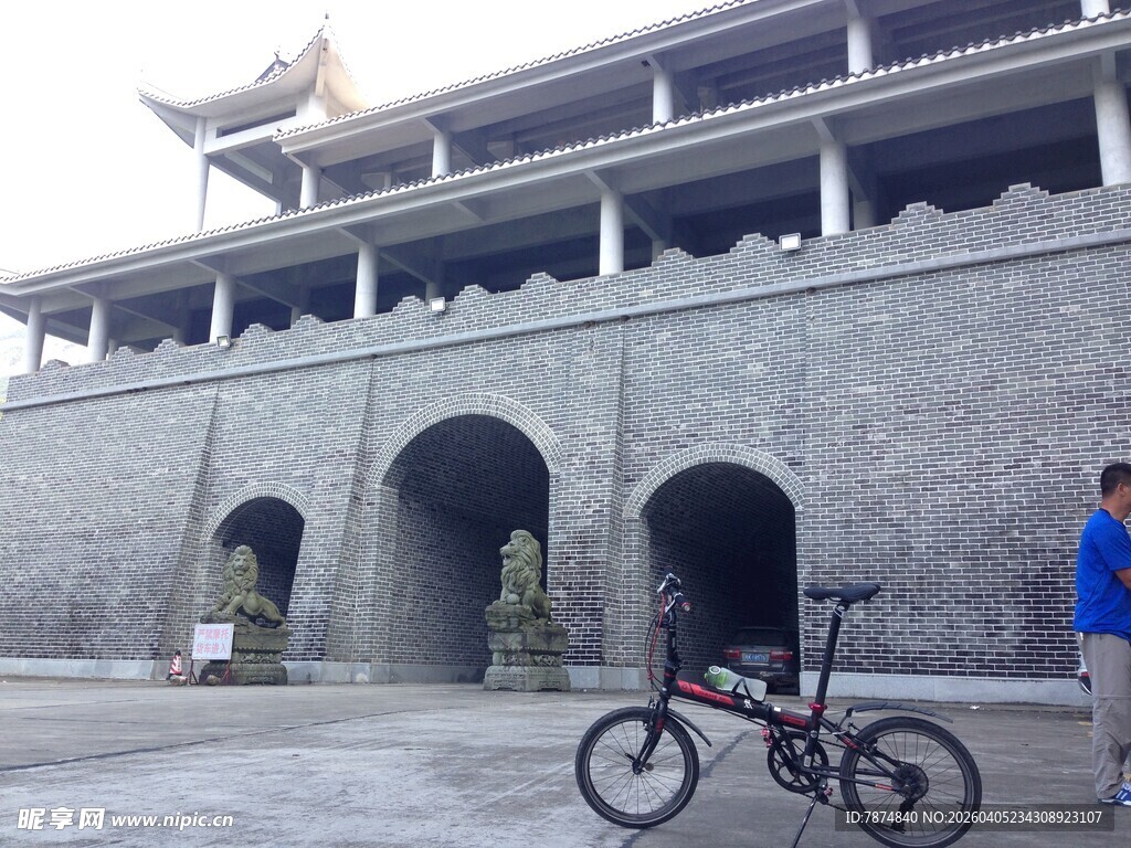 古建前的折叠自行车与行人