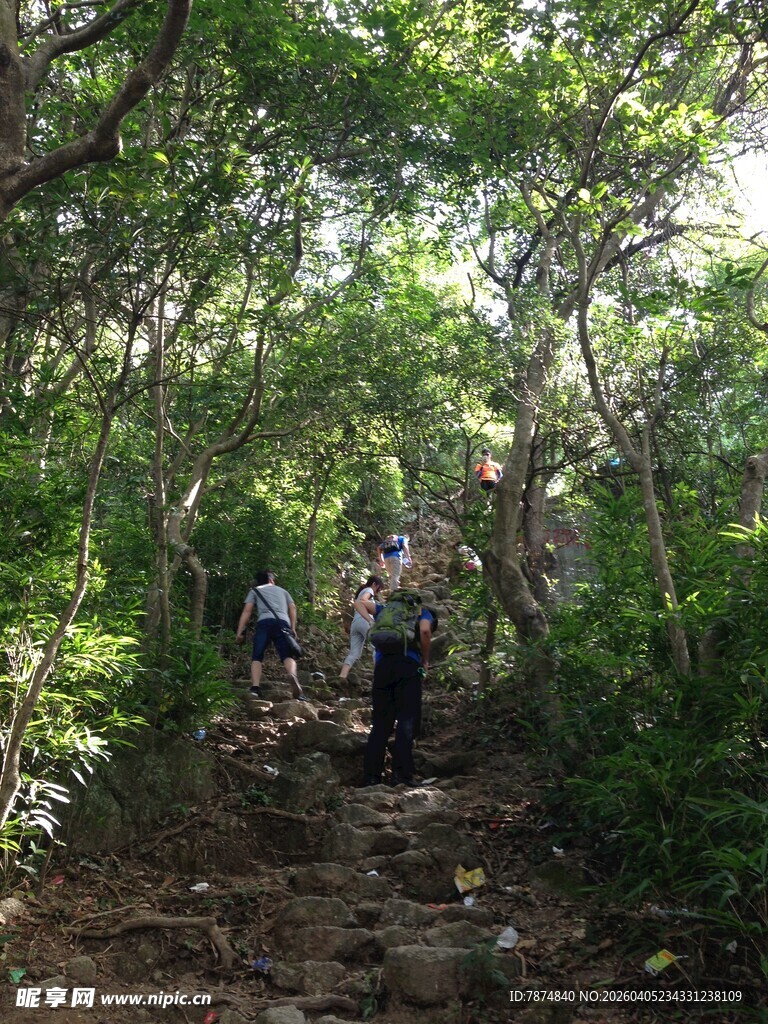 山林间的徒步旅行者