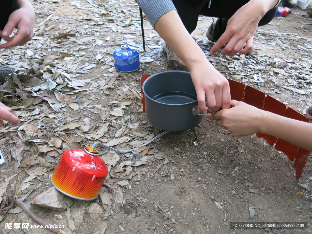 儿童户外玩泥欢乐场景