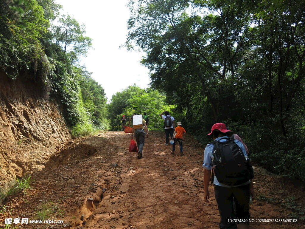 徒步者穿行于山间泥路